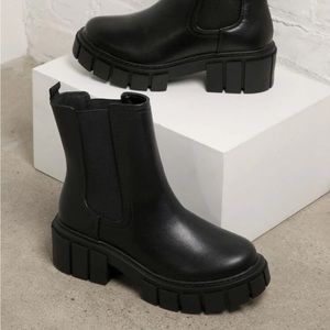 Pull on combat boots